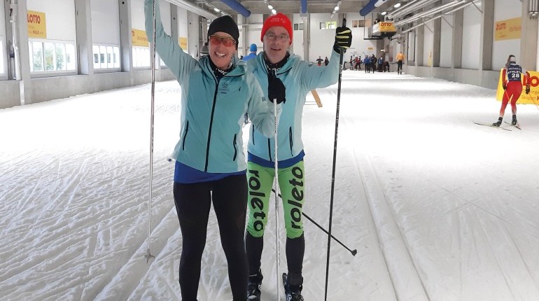 Le tandem ski/ski de fond Erika Rosa et Rainer dans le hall de ski d'Oberhof à Thüringen DE